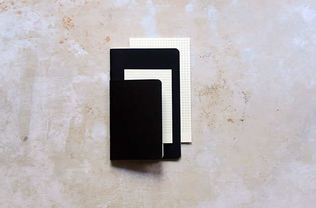 Cahier A6 kraft ou noir posé sur une table – prêt à distribuer