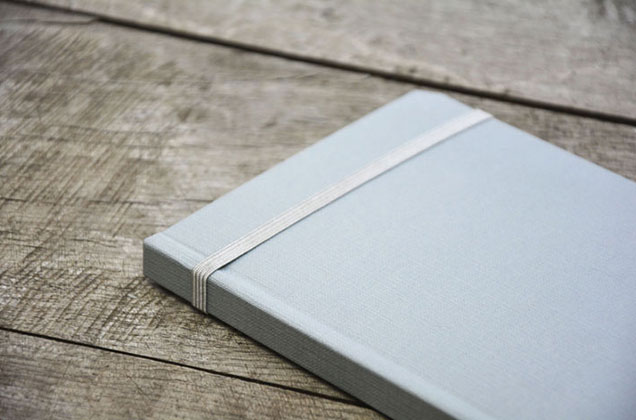 Carnet A5 Gris Souris posé sur un bureau – finition élégante