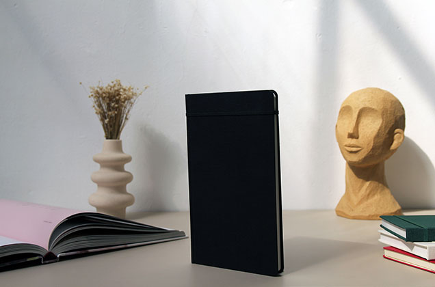 Zoom sur la texture toile et l’élastique horizontal du carnet
