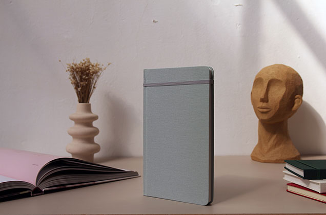 Carnet gris posé sur un bureau – format A5 élégant