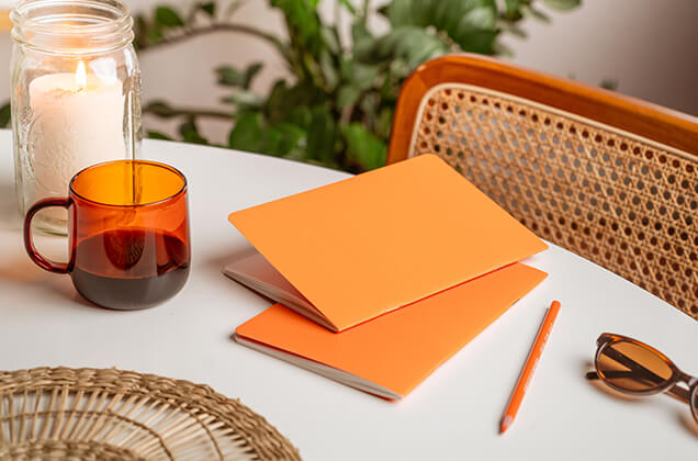 Cahier A5 orange en papeterie made in France personnalisée