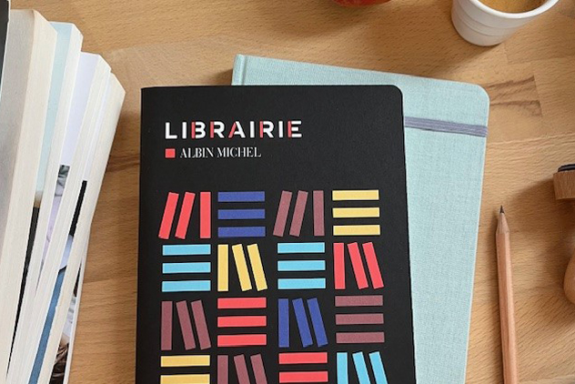 Carnet sur-mesure avec élastique repositionné – fabrication artisanale